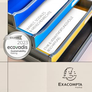 Offene Schubladenbox von Exacompta. In 2 Schubladen sieht man auf Papier die Sätze „Umwelt, Soziales & Menschenrechte" und „Ethik & Verantwortungsvolle Beschaffung". Links im Bild sit ein Ecovadis-Logo mit dem Titel "Silver 2023 Ecovadis Sustainability Rating". Unten rechts befindet sich ein Exacompta Paris-Logo mit schwarzer Schrift und zwei schwarzen Kiefern.