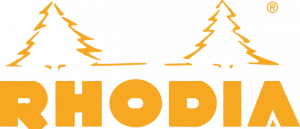 Das Bild zeigt das Rhodia-Logo, bestehend aus dem Wort „RHODIA“ in fetten orangefarbenen Buchstaben. Über dem Text sind zwei stilisierte orangefarbene Kiefern zu sehen.