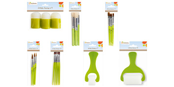 Verschiedene Malwerkzeuge, darunter Pinsel, Schwämmchen und Schablonier-Roller, vor weißem Hintergrund. Jedes Set ist mit einem Etikett in den Farben Orange und Grün verpackt.