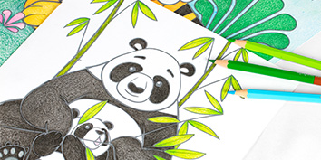 Eine Malbuchseite mit einer Pandamutter und ihrem Jungen zwischen Bambus. Die Pandas sind teilweise schwarz-weiß ausgemalt, daneben liegen grüne Stifte. Der Hintergrund enthält teilweise ausgemalte Blätter und Blumen.