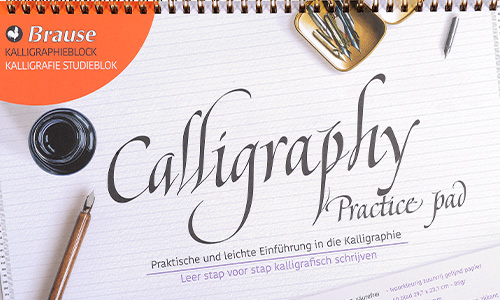 Ein Umschlag des Kalligraphie-Übungsblocks vom Brause mit dem Wort „Kalligraphie“ in eleganter Schrift. Auf dem Bild des Deckels sind zudem eine Federspitze, ein Tintenfass und Stifte auf liniertem Papier. In der oberen linken Ecke befindet sich ein orangefarbenes Etikett mit Produktdetails in mehreren Sprachen.