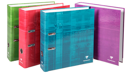 Vier bunte Ordner von Clairefontaine stehen vor einem weißen Hintergrund. Die Ordner sind grün, rot, blau und violett, jeder hat einen metallischen Bindering und das Logo der Marke Clairefontaine am unteren Rand.