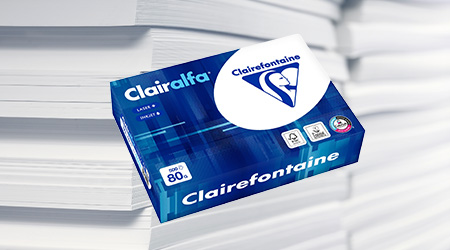 Eine blaue Schachtel Clairefontaine Clairalfa-Papier steht neben einem Stapel weißer Papierbögen. Die Schachtel ist für Laser- und Tintenstrahldruck geeignet, mit Symbolen, die auf Umweltzertifizierungen und ein Papiergewicht von 80 g/m² hinweisen.