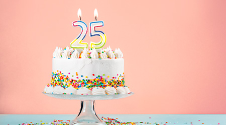 Geburtstagtorte mit Kerzen der Ziffer 25 von Clairefontaine.