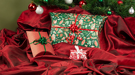 Weihnachtliche Geschenketuis von Clairefontaine auf Samttuch unterm Weihnachtbaum.