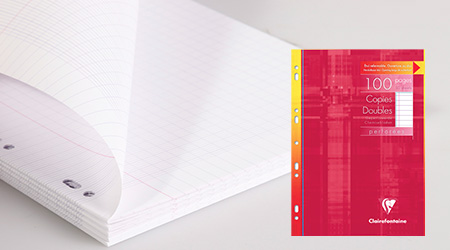 Ein roter Clairefontaine-Einband mit kariertem Papier und einem Umschlag mit der Aufschrift „100 Seiten, Kopien doppelt“. Es handelt sich um Klausurbogen. Der Einband ist geöffnet und zeigt seine karierten Seiten, die zum Notieren oder Schreiben gedacht sind.