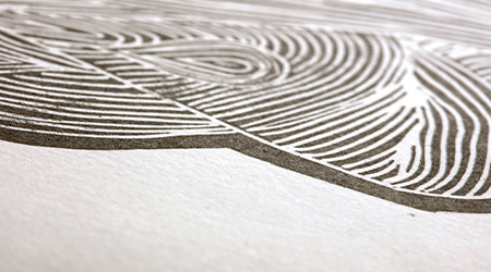 Nahaufnahme eines Kunstpapiers von Clairefontaine mit detaillierten, abstrakten Linienmustern, das einer Holzmaserung auf einer hellen Oberfläche ähnelt. Die Linien bilden eine Reihe konzentrischer Kurven und Formen, die dem Design Struktur und Komplexität verleihen.