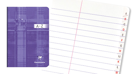 Ein violettes Adressbuch von Clairefontaine mit einem A-Z-Etikett ist teilweise geöffnet und gibt den Blick auf liniertes Papier im Inneren frei. Das Papier hat rote und blaue Ränder und einen alphabetischen Index auf der rechten Seite.