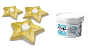 Drei sternförmige gelbe Kerzenständer mit weißen Kerzen (links) und ein weißer Eimer mit Gipspulver von Darwi mit der Aufschrift „Form“ (rechts) vor weißem Hintergrund.