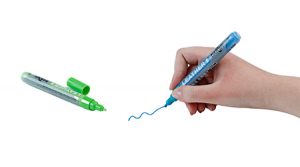 Eine Hand zeichnet mit einem blauen Ledermarker von Darwi eine Wellenlinie. Daneben liegt ein grüner Ledermarker ohne Kappe. Beide Marker von Darwi haben weiße Etiketten mit Text. Die Szene ist vor einem schlichten weißen Hintergrund zu sehen.