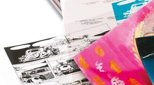 Nahaufnahme überlappender Comicseiten mit schwarzweißen Illustrationen von Oldtimern und farbenfroher Kunst in Rosa- und Orangetönen. Text und Zeichnungen weisen auf ein Storyboard- oder Graphic-Novel-Layout hin. Gezeichnet mit Zeichentinte von Darwi.