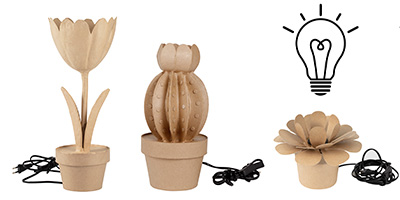 Drei Lampen aus Pappmaché von Décopatch in Form einer Blume, eines Kaktus und einer blühenden Blume, jeweils in Töpfen mit schwarzen Kabeln. Darüber befindet sich ein Glühbirnensymbol.