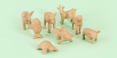 Auf einem hellgrünen Hintergrund sind sieben kleine, beige Tierfiguren von Décopatch angeordnet. Zu sehen sind ein Hirsch, Fisch, Schwein, eine Schildkröte und andere Tiere.