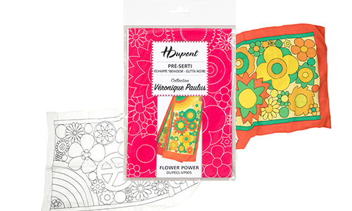 Ein Seidentuch mit vorkonturierten Guttalinien von H Dupont. Mit bunten Blumen- und geometrischen Muster auf Stoff und einem dazu passenden umrissenen Design auf Papier. Auf der Verpackung sind der Produktname und der Hergsteller H Dupont angegeben. Zu den Farben gehören Rot, Gelb, Grün und Orange.
