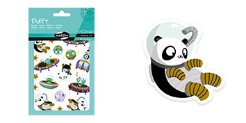 Ein Satz Puffy-Sticker von My Mandarine mit Pandas in bunten UFOs und Raumanzügen. Auf der rechten Seite zeigt ein einzelner Sticker einen Panda in einem Raumanzug, der im Weltraum schwebt. Das Design ist verspielt mit Sternen im Hintergrund.
