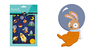 Ein Set mit Sweety-Aufklebern zum Thema Weltraum und ein separater Aufkleber mit einem Kaninchen in einem Weltraumhelm. Das Set enthält Planeten, Sterne, eine Rakete und eine Astronautenfigur auf dunkelblauem Hintergrund. Das Kaninchen ist orange und hat einen großen Helm.