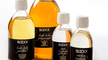 Gruppenbild mit Hilfsmitteln von Blockx: Lack, Firnis, Malmittel, Leinöl. Weißer Hintergrund.