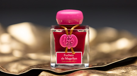 50ml-Falkon Tinte 1670 Fuchsia de Magellan von Jacques Herbin. Stehend auf Goldschale.