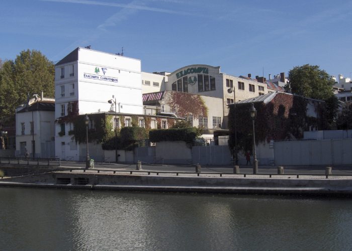 Gebäude von Exacompta von außen in Paris am Canal St. Martin.