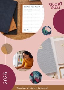 Cover Quo Vadis Katalog mit kreisförmigen Designelementen. Mit offenem Planer, eine Frau am Schreibtisch, und florale Muster und Texte „Quo Vadis 2026“ und „Termine meines Lebens!“, rosa Hintergrund.