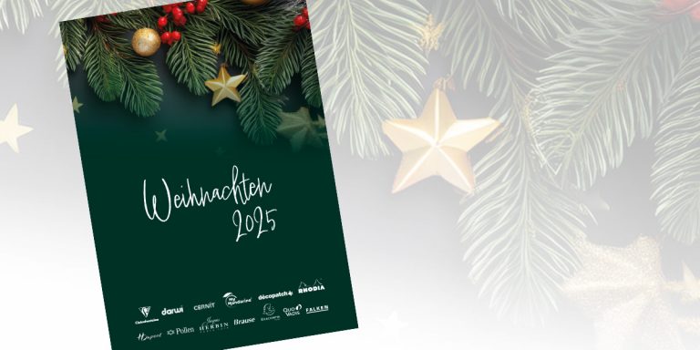 Eine grüne und weiße Karte mit goldenen Sternen und Tannenzweigen.