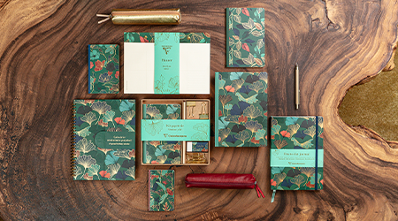 Bild mit grün-türkisen Schreibwarenprodukten der Kollektion Gingko von Clairefontaine.