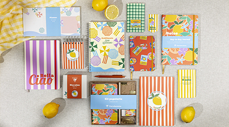 Farbigfrohe Schreibwaren der Kollektion Dolce Amore von Clairefontaine auf beigem Hintergrund.