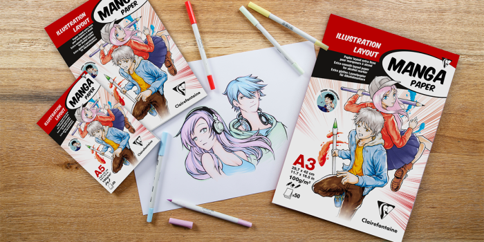 Manga-Layoutpapier von Clairefontaine auf braunem Holztisch. Zudem Mangazeichnung, die Jungen und Mädchen mit Kopfhörern zeigt. Dabei liegen Marker.