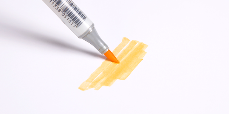 Orangener Marker malt dicke Linien auf weißem Mangapapier von Clairefontaine