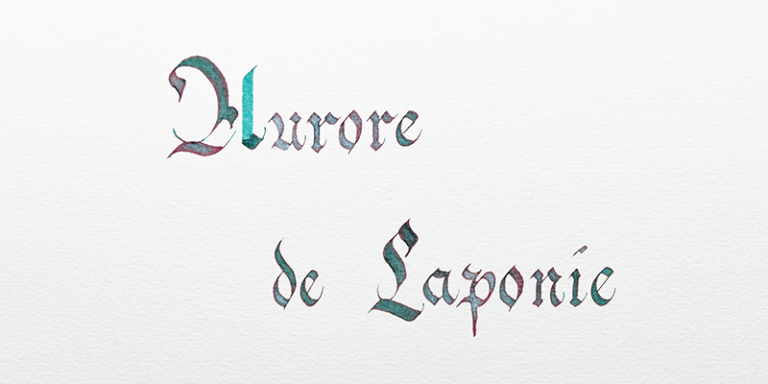 Text Aurore de Laponie mit grüner Tinte mit Silberschimmer geschrieben.